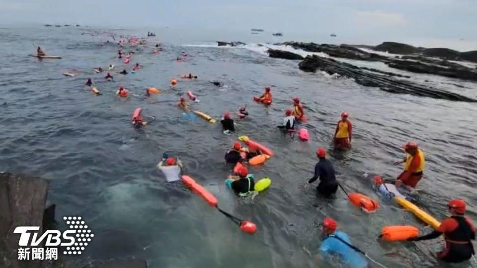 因疫情停辦３年的基隆外木山長泳活動，今年強勢回歸，近２０００人報名參加。（圖／ＴＶＢＳ）