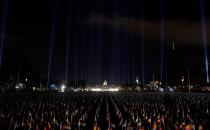 Un 'campo de banderas' se desplegó a lo largo del 'National Mall' de Washington DC en representación de los estadounidenses que no podrán asistir a la toma de poder del demócrata Joe Biden. Una inaguración atípica en medio de una pandemia mortal y por el gigantesco operativo de seguridad inédito tras los sucesos protagonizados por los seguidores de Trump en pasado 6 de enero. (FOTOS GETTY/IMAGES)