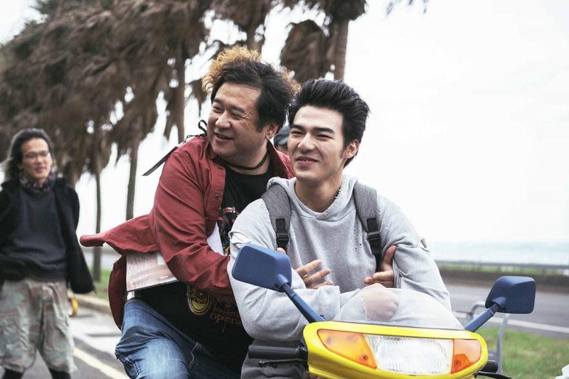 瞿友寧（左）運用明星策略打造主角陳昊森（右），在片場他亦時常參與執導。（氧氣電影提供）