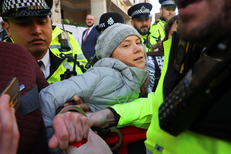 Bei einem Klimaprotest gegen fossile Energien in London wird Aktivistin Greta Thunberg von 