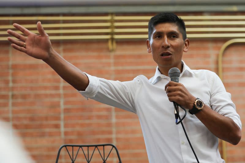 El ciclista colombiano Nairo Quintana habla durante una conferencia de prensa en Bogotá