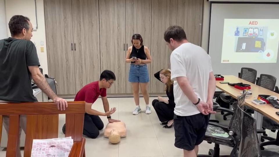 外籍人士特別至青埔分隊報名CPR+AED認證活動。圖：青埔分隊提供