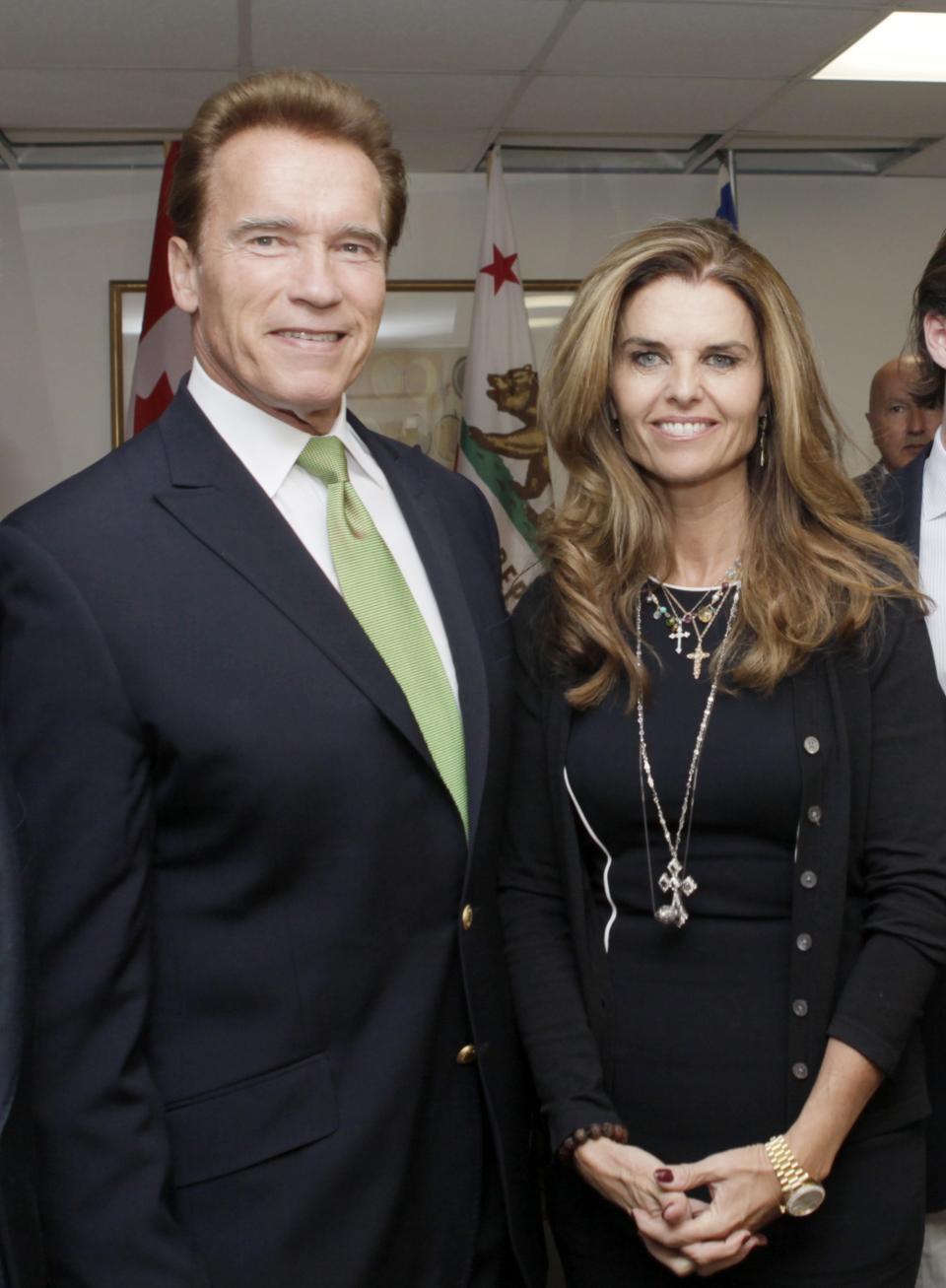 Foto de archivo, 2 de octubre de 2009, del entonces gobernador de California Arnold Schwarzenegger y su esposa Maria Shriver en Los Ángeles. La pareja comenzó los trámites de divorcio el 25 de julio de 2011. (AP)