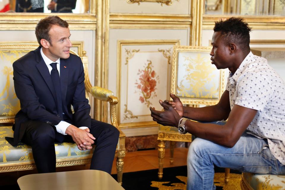 <p>Der französische Präsident Emmanuel Macron empfängt im Élysée-Palast den 22 Jahre alten Mamoudou Gassama. Der Einwanderer aus Mali kletterte waghalsig eine Hausfassade empor, um einem vier Jahre alten Kind, das in Lebensgefahr schwebte, zu helfen. Dafür wurde er nun mit der französischen Staatsbürgerschaft belohnt. (Bild: Thibault Camus /AFP/Getty Images) </p>