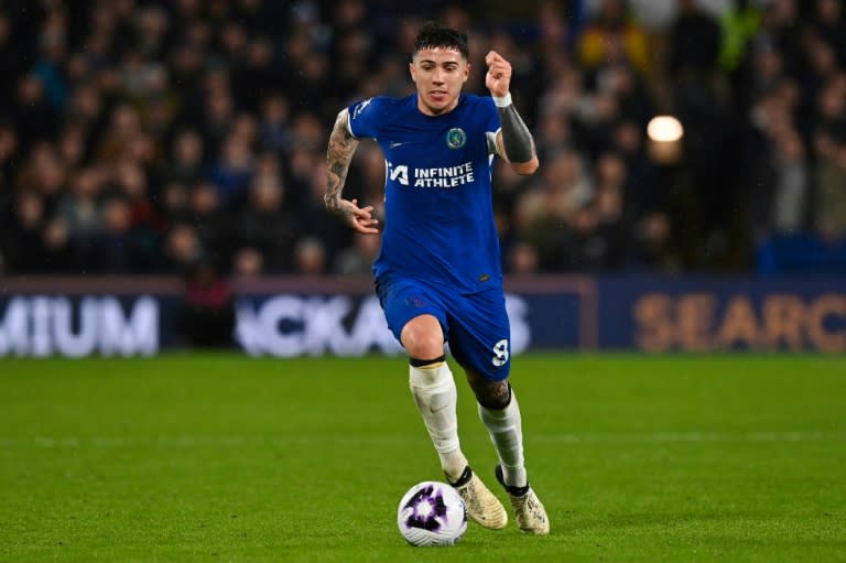 El centrocampista argentino del Chelsea Enzo Fernández conduce el balón durante la 31ª jornada de Premier League contra el Manchester United, el 4 de abril de 2024 en Londres. (Glyn KIRK)