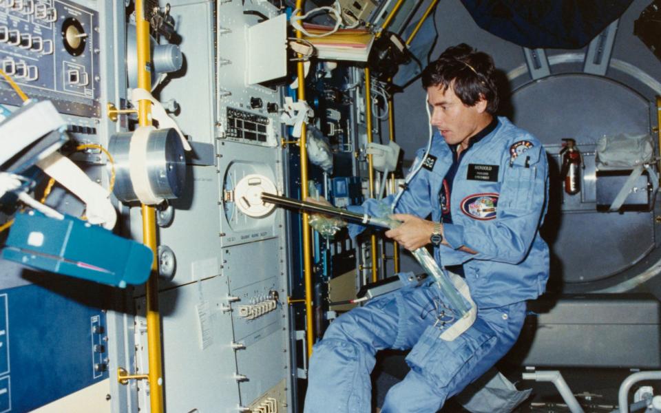 Ulf Merbold war 1983 nicht nur der erste Westdeutsche im All, sondern auch der erste ausländische Astronaut auf einer NASA-Mission: An Bord des Space Shuttles Columbia führte der promovierte Physiker zahlreiche Experimente durch, 1992 flog er mit der Discovery ins All, zwei Jahre forschte er als erster Astronaut der ESA (European Space Agency) auf der russischen Raumstation Mir. (Bild: Space Frontiers/Getty Images)