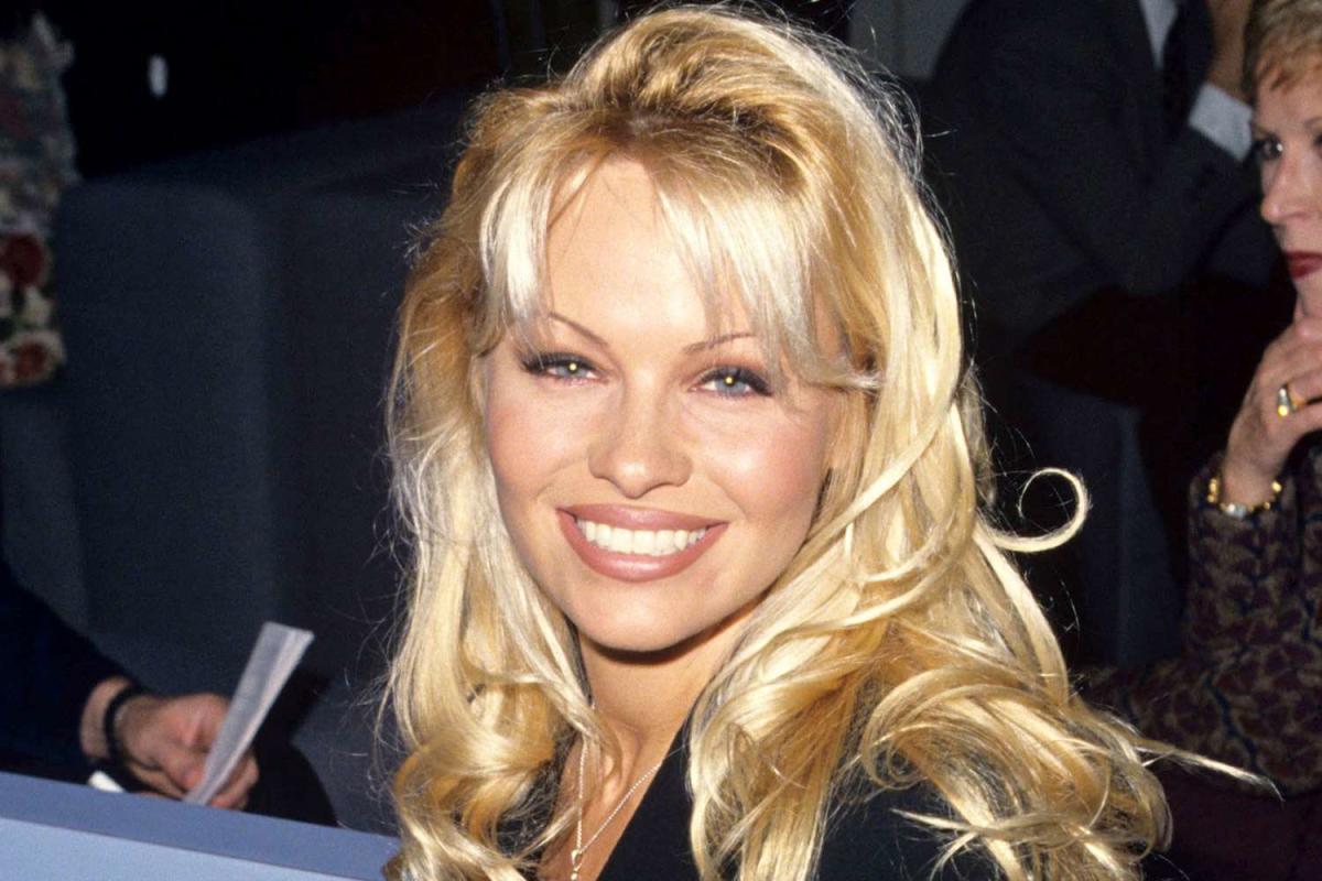 Pamela Anderson's lacy black bra fails to contain her ample assets during  Venice getaway, Celebrity News, Showbiz & TV