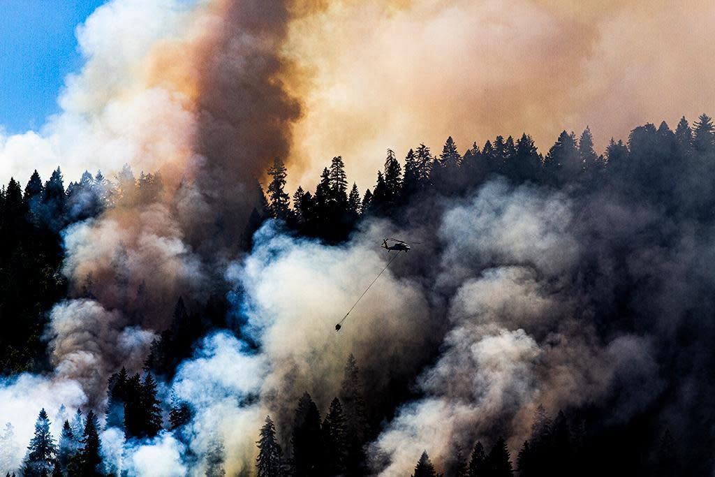 A helicopter flies over the Rum Creek Fire on Aug. 21, 2022. (Courtesy InciWeb)