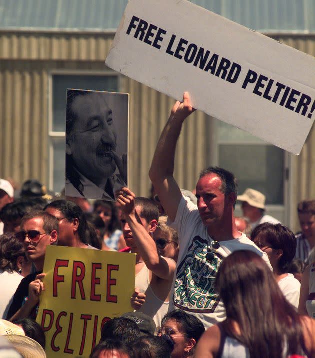 A group of people support Leonard Peltier during then-President Bill Clinton's speech on July 7, 1999, on the Pine Ridge Indian Reservation. (Photo: AP Photo/Cliff Schiappa)