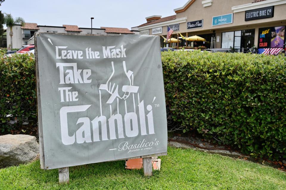 Huntington Beach restaurant urges unvaccinated diners (Jeff Gritchen / Orange County Register via Getty Images)