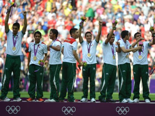 Los jugadores de la selección mexicana de fútbol celebran su medalla de oro en fútbol, este sábado en Londres. El oro de México en Londres-2012 sobre Brasil se suma a los triunfos de Argentina en Atenas-2004 y Pekín-2008 para constatar que el fútbol habla castellano, pero no sólo en Juegos pues Uruguay ganó la Copa América-2011 y España el triplete Eurocopa-Mundial-Eurocopa desde 2008. (AFP | khaled desouki)