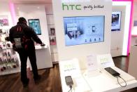 <b>Due anni da incubo per Htc</b><br><br> Sono lontani i segnali di ripresa anche per Htc. L’azienda taiwanese ha giocato la carta del nuovo super Smartphone One, potente e con un buon design, che sembra però non bastare per risollevare le sorti del marchio. Questo nonostante i bilanci che, rispetto al precedente semestre, fanno registrare un leggerissimo miglioramento. Alcuni esperti del settore infatti affermano che ormai la domanda di Htc One si è assestata e andrà man mano affievolendosi in autunno. Segno che a volte, se la concorrenza ha bruciato i tempi, non è sufficiente produrre un buono Smartphone.