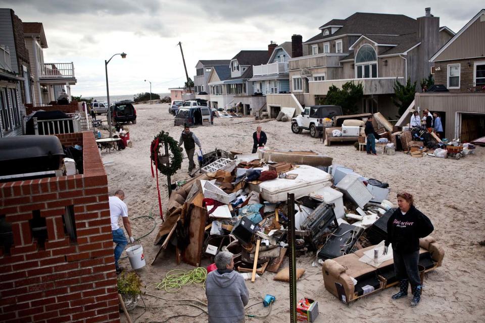 Residentes organizan las pertenencias que salieron de sus casas, tras las inundaciones y la erosión de arena que produjo el huracán Sandy, el 31 de octubre de 2012, en Long Beach, New York. Andrew Burton/Getty Images