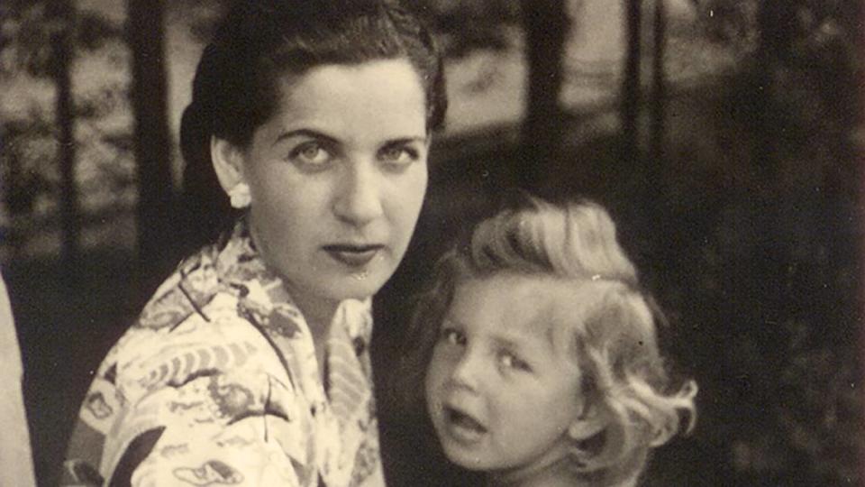 Missouri Holocaust survivor Erika Schwartz and her mother Jolán Hornstein in New York, 1948