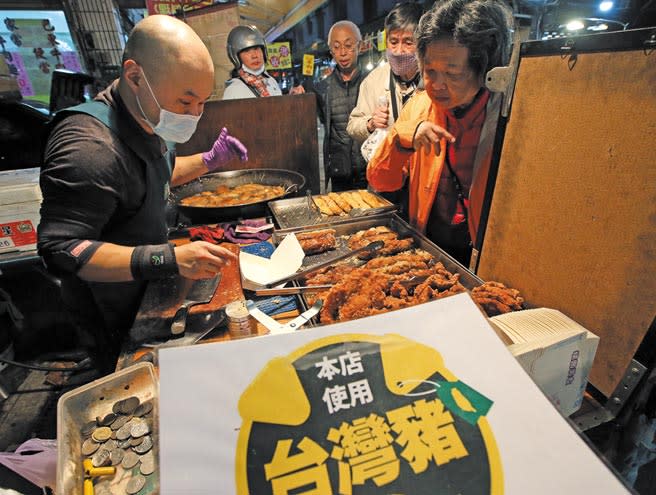 行政院宣告地方政府的萊劑零檢出自治條例無效，台北市議會國民黨團已發起連署釋憲。圖為民眾購買本土豬肉相關的熟食。（趙雙傑攝）