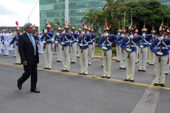 拉加帕克薩（著西裝者）雖然醜聞甚多，但在該國民眾希望有強人保障國民安全下，斯里蘭卡在有強人執政的機率很高。（Photo on Wikimedia Commons）