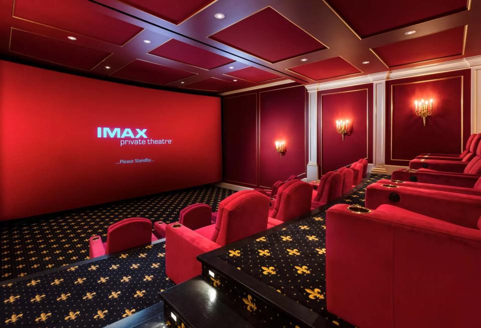 <p>Uno de los grandes lujos de la casa es este cine privado 3D-IMAX, situado en la planta inferior. (Foto: <a rel="nofollow noopener" href="http://www.conciergeauctions.com/auctions/playa-vista-isle-hillsboro-beach-florida" target="_blank" data-ylk="slk:Concierge Auctions;elm:context_link;itc:0;sec:content-canvas" class="link ">Concierge Auctions</a>). </p>