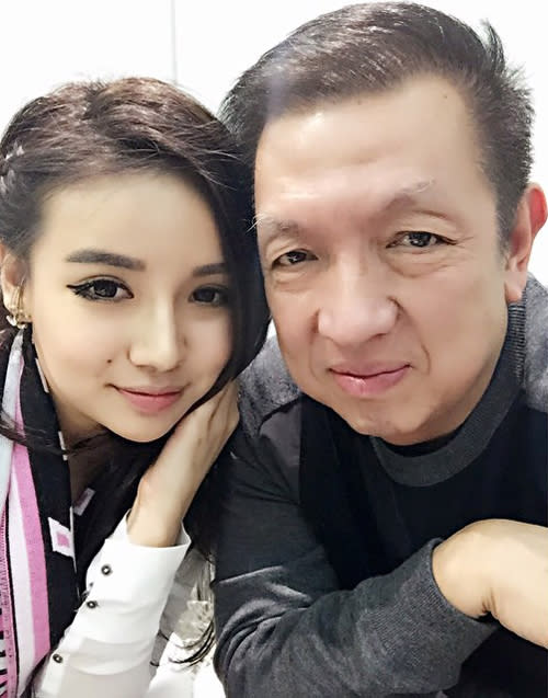 Peter Lim with his daughter, Kim. (Image Credit: ione.vnexpress.net)