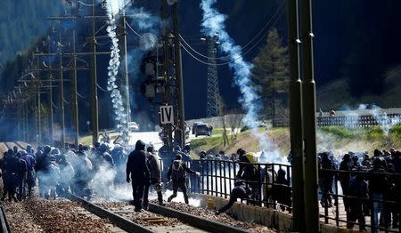 Demonstrators take part in a protest against a plan to restrict access through the Brenner Pass between Italy and Austria, in Brenner, Italy, May 7, 2016. REUTERS/Dominic Ebenbichler