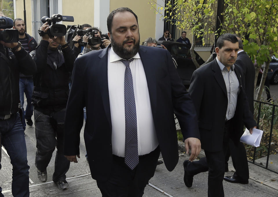 Evangelos Marinakis, propietario del club de fútbol Olympiakos y uno de los empresarios más importantes de Grecia, fotografiado a su llegada a un tribunal de Atenas el 19 de noviembre del 2014. (AP Photo/Thanassis Stavrakis, File)