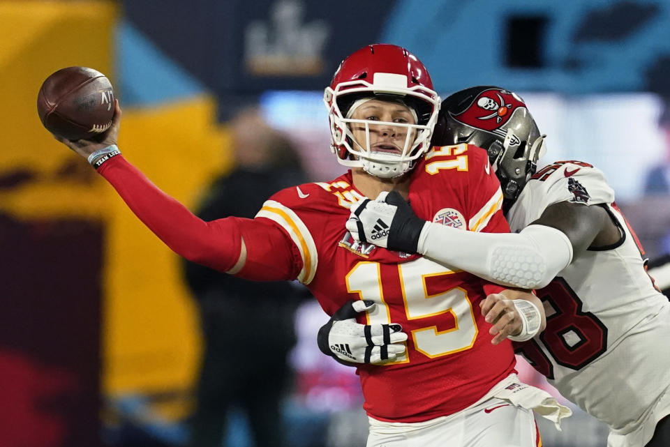 El quarterback Patrick Mahomes de los Chiefs de Kansas City pasa el balón ante el asedio de Shaquil Barrett de los Buccaneers de Tampa Bay durante el Super Bow, el domingo 7 de febrero de 2021 en Tampa, Florida. (AP Foto/Ashley Landis)