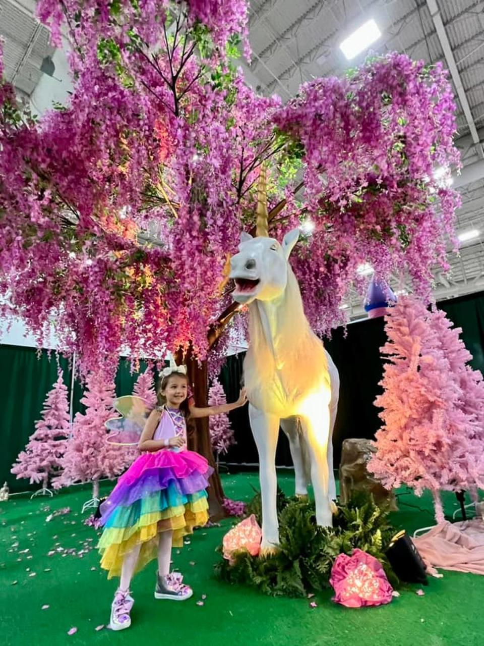 Unicornios de tamaño natural, un bosque encantado y un día lleno de diversión con actividades y atracciones con unicornios le esperan en Unicorn World en el Centro de Convenciones de Miami Beach/Blue Potato Media