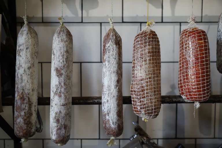 Restaurante de picadas y almacén, Pueblo Escondido Deluxe. Vieja carpintería que reciclaron y ahora se ha convertido en una fábrica de chacinados, que concentra toda la atención de los que visitan a Uribelarrea