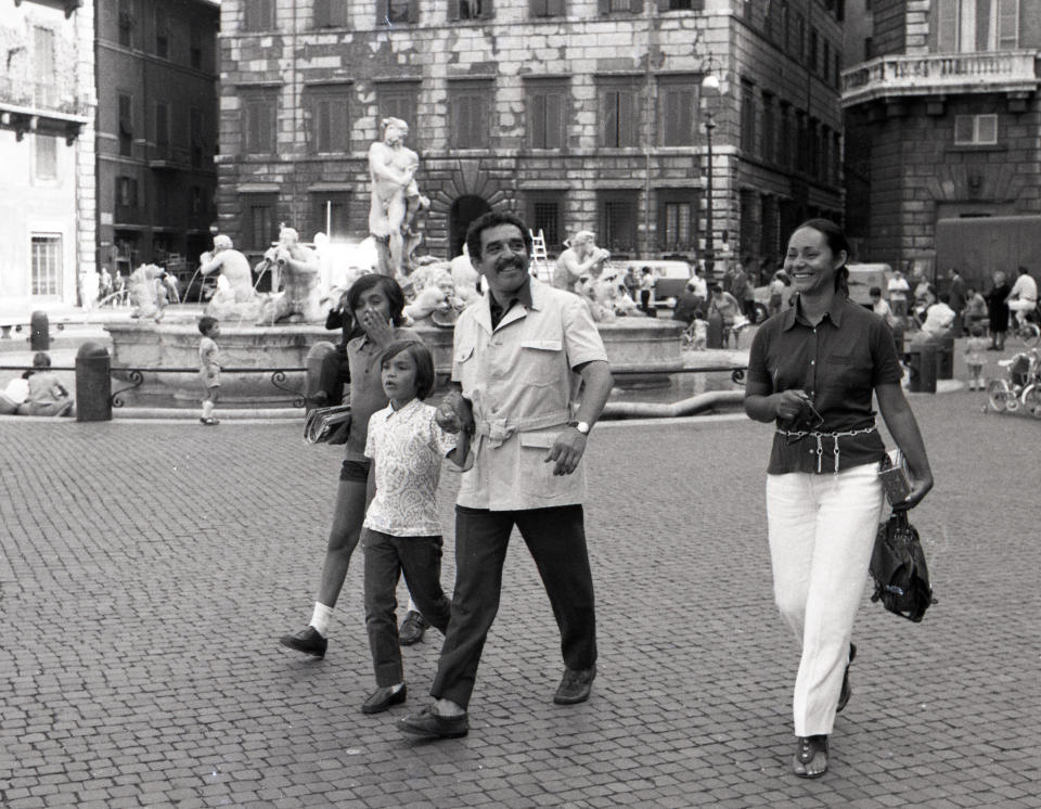 Gabriel García Marquez en la plaza Navona en Roma Italia junto a su esposa Mercedes Barcha y sus hijos Rodrigo y Gonzalo en una imagen tomada en 1969. |Foto Archivo : Vittoriano Rastelli/Corbis via Getty Images