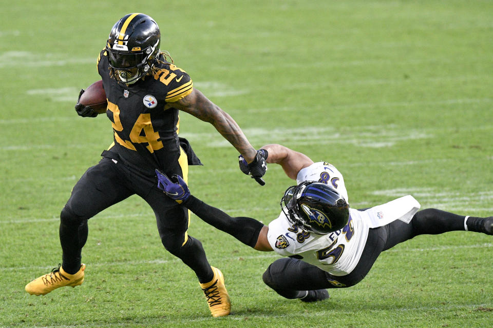 Pittsburgh Steelers running back Benny Snell (24) runs away from Baltimore Ravens outside linebacker L.J. Fort (58). (AP Photo/Don Wright)