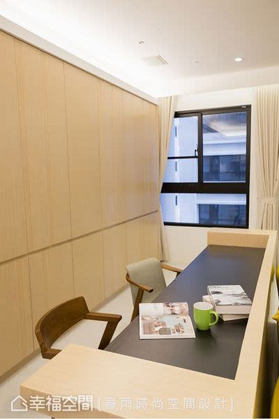 木工師傅現場訂作的書桌，依照屋主需求規劃置物平台，並內含插座設備，同時也是沙發後方的堅實靠牆。