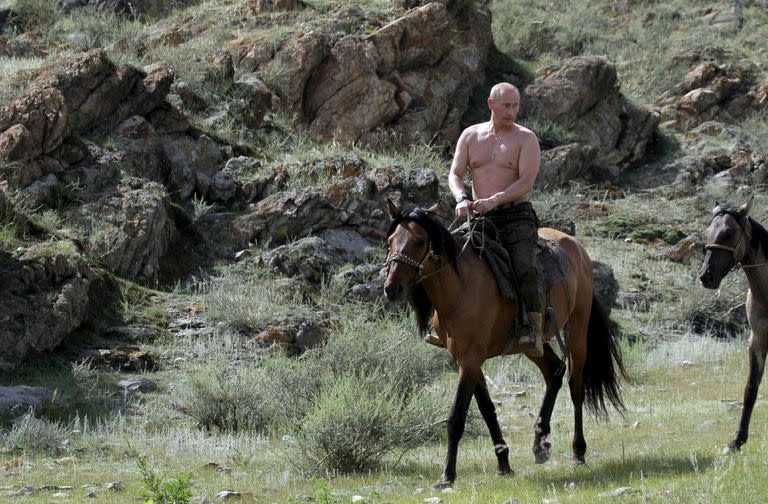 Vladimir Putin da un paseo a caballo durante sus vacaciones de verano en la República de Tuvá, Rusia