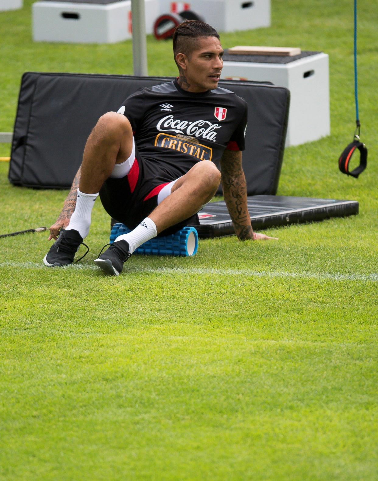 El delantero de la selección peruana de fútbol Paolo Guerrero participa en una sesión de entrenamiento del conjunto en Schruns (Austria) para preparar el Mundial de fútbol de Rusia 2018. / Foto: EFE