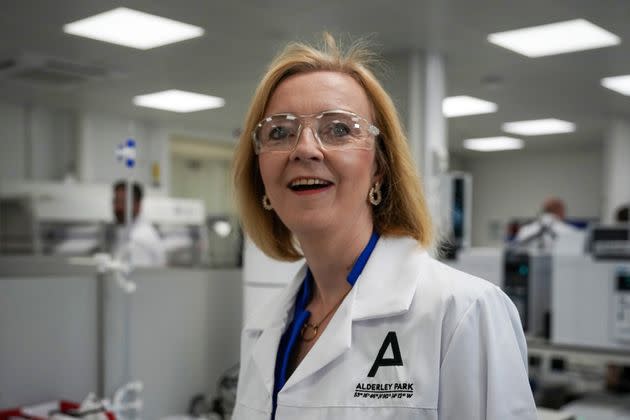 Liz Truss speaks to scientists during a campaign visit to a life sciences laboratory at Alderley Park in Manchester. (Photo: Christopher Furlong via PA Wire/PA Images)