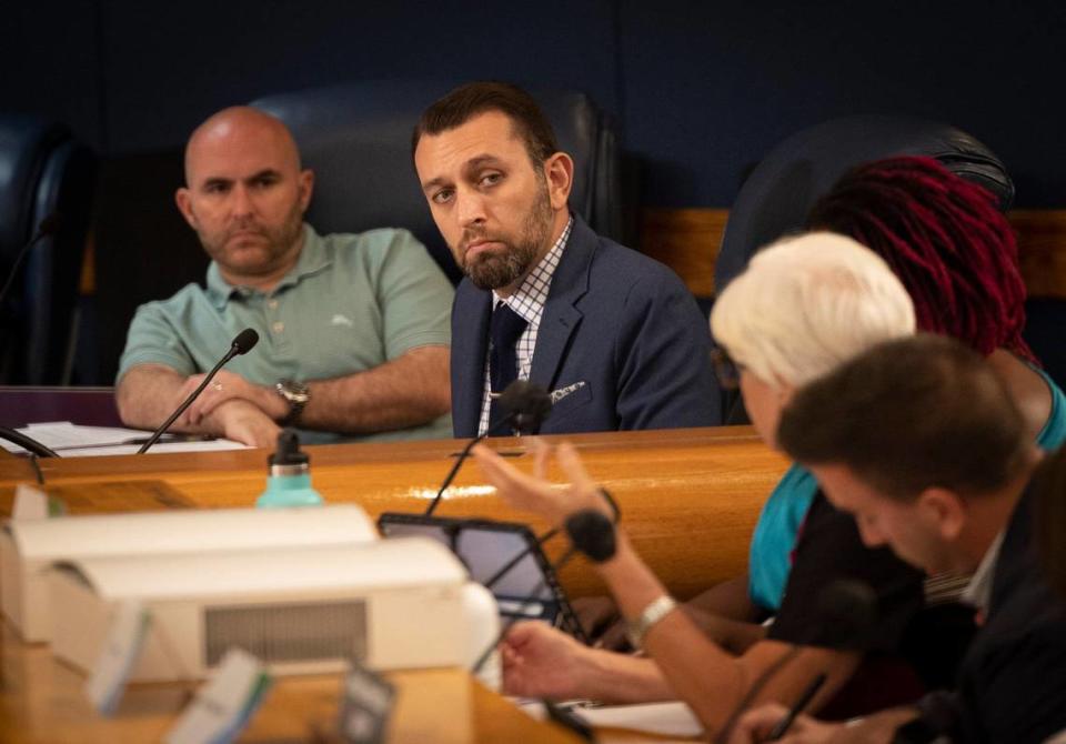 Luis Alberto Valdez-Jiménez, miembro de la junta del ICP, escucha la intervención de otro miembro durante la reunión del Panel Civil Independiente del Condado Miami-Dade, celebrada la semana pasada en el Stephen P. Clark Government Center.