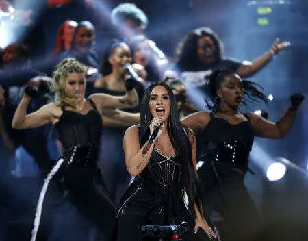 2017 American Music Awards – Show – Los Angeles, California, U.S., 19/11/2017 – Demi Lovato performs "Sorry Not Sorry." REUTERS/Mario Anzuoni