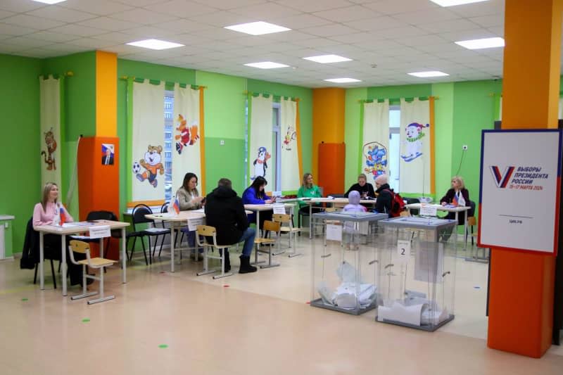 Polling staff await for voters where the voting for the 2024 Russian presidential election began from 15–17 March 2024. Maksim Konstantinov/SOPA Images via ZUMA Press Wire/dpa