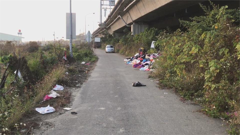 誰亂丟？！ 台78線高架橋下舊衣堆成山 影響交通還飄進灌溉水田 虎尾人氣炸