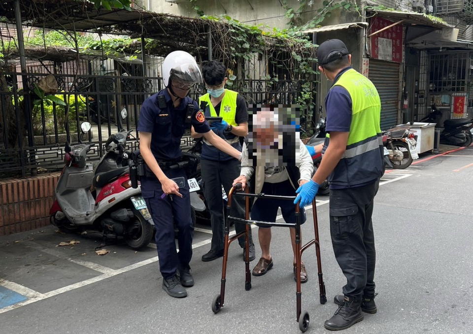 警消熱誠照顧通報路倒的林姓高齡老翁，在街頭形成一道最美的風景。(警土城分局提供)