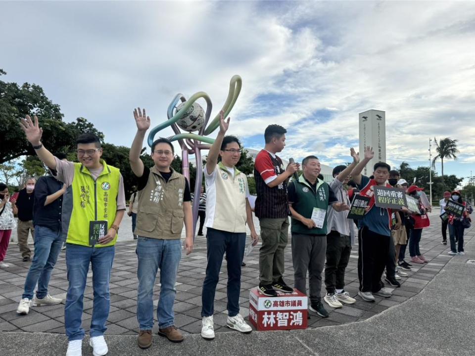 高雄市議員林智鴻、江瑞鴻及台北市議員趙怡翔等人街頭宣講。（洪靖宜攝）