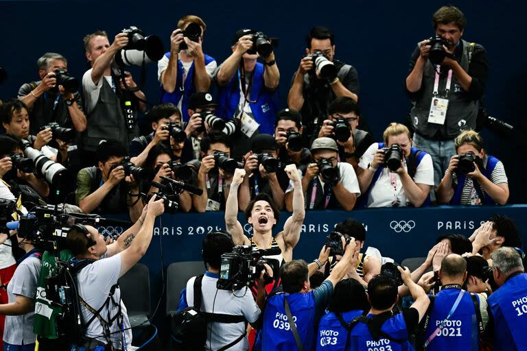 El equipo de Japón celebra después de ganar la final por equipos masculinos de gimnasia artística 