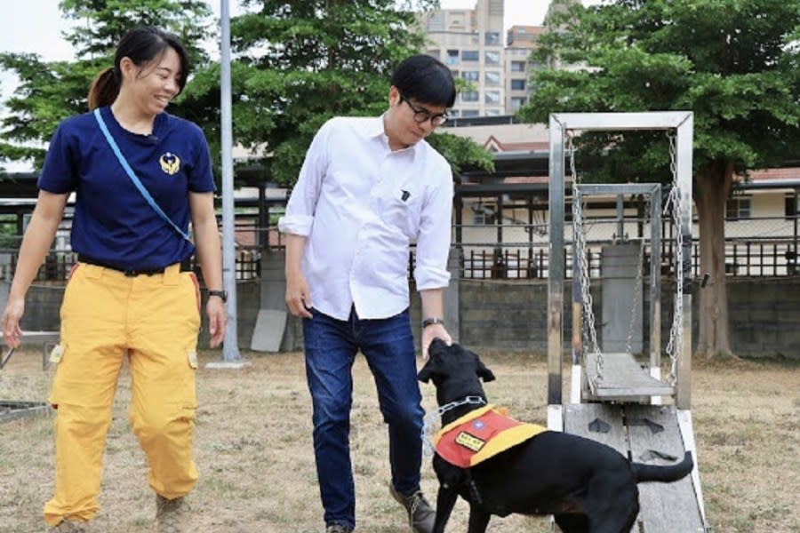 「國際搜救犬日」慰勉搜救犬隊 陳其邁：狗狗是救難幕後功臣 299