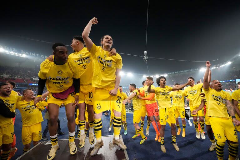 La celebración de los jugadores con los hinchas, unidos por Borussia Dortmund en el Parque de los Príncipes.