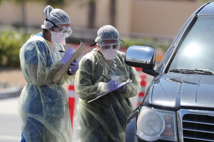 Personal de un hospital realiza chequeos por COVID-19, la enfermedad provocada por el coronavirus, a automovilistas en Indian Wells, California, EEUU