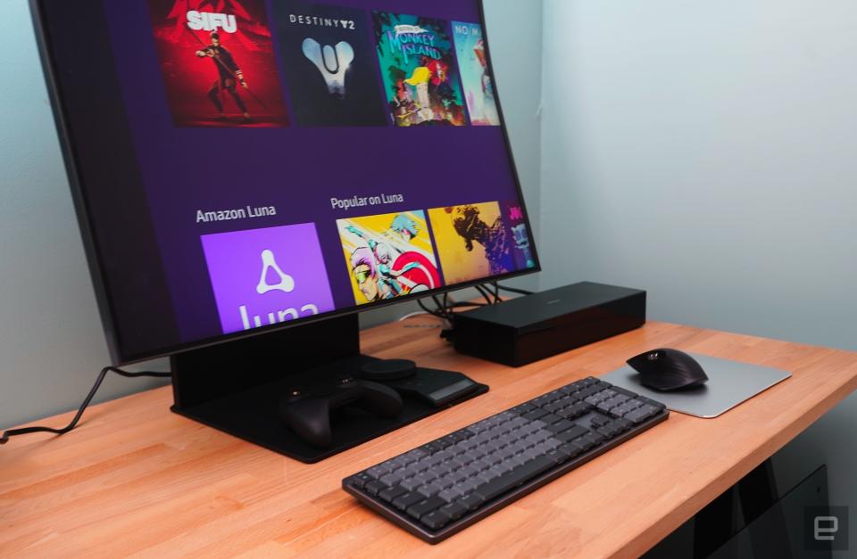 <p>Samsung Odyssey Ark desk view in portrait mode</p>
