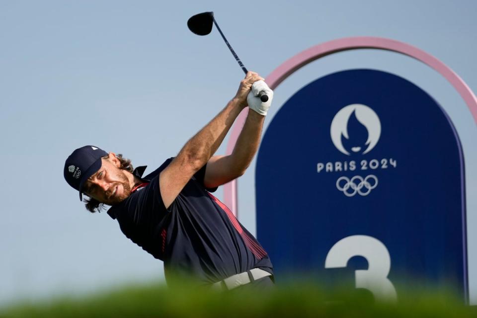 El británico Tommy Fleetwood golpea desde el tercer tee (AP)