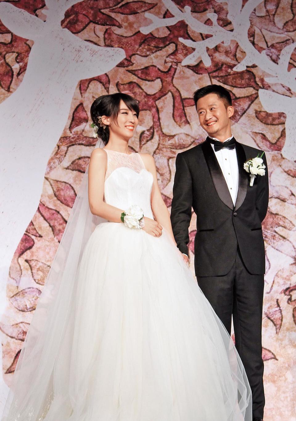 2014年吳京（右）終於跟當紅主持人謝楠（左）結婚，當時女方的事業發展比他好，如今兩人已有了可愛的兒子。（東方IC）