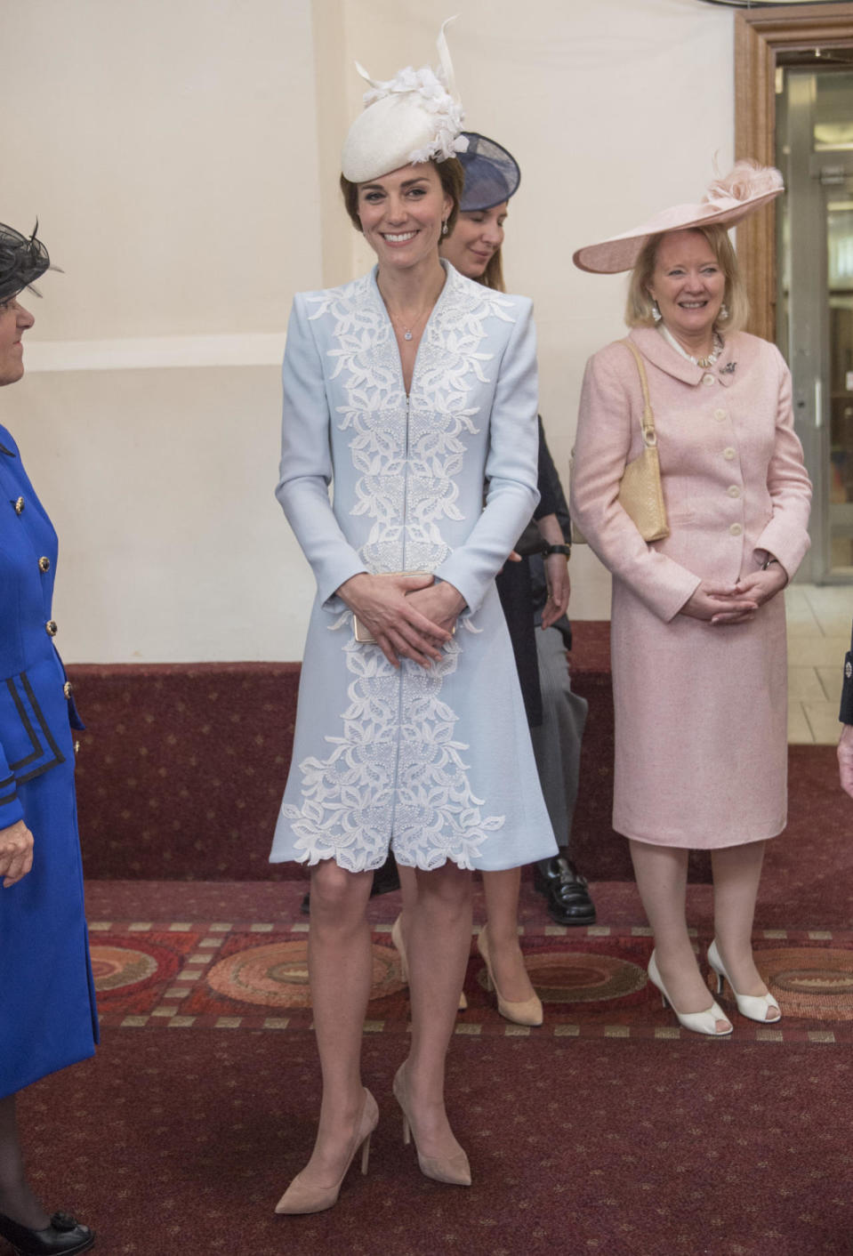 <p>Ein weiteres Outfit vom 90. Geburtstag der Queen: Ein babyblaues Mantelkleid mit Spitzendetails von Catherine Walker zusammen mit Kates geliebter L.K.-Bennett-Boxclutch und Heels von Gianvito Rossi.</p><p><i>[Photo: PA]</i></p>