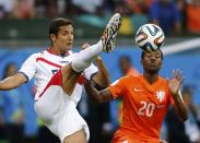 Costa Rica's Celso Borges (L) fights for the ball against Georginio Wijnaldum of the Netherlands during their 2014 World Cup quarter-finals at the Fonte Nova arena in Salvador July 5, 2014. REUTERS/Marcos Brindicci
