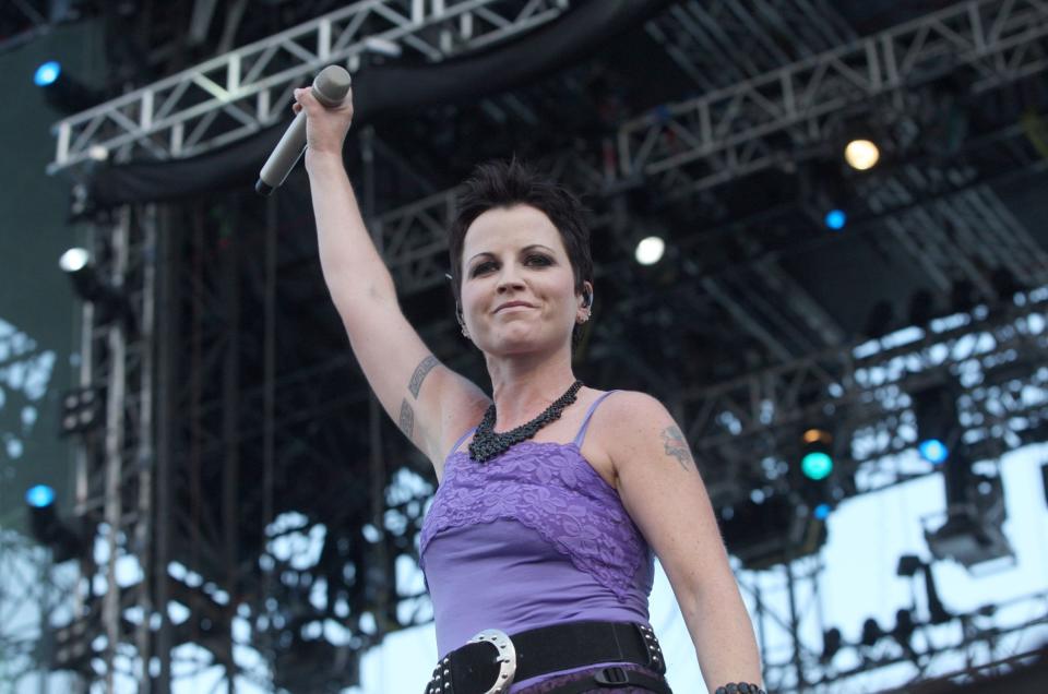 <p>2009 gab es dann die frohe Botschaft für alle Fans der 90er-Band: Die Cranberries machen wieder gemeinsam Musik. Ein neuer Lebensabschnitt für Dolores O’Riordan begann. (Foto: Rex) </p>