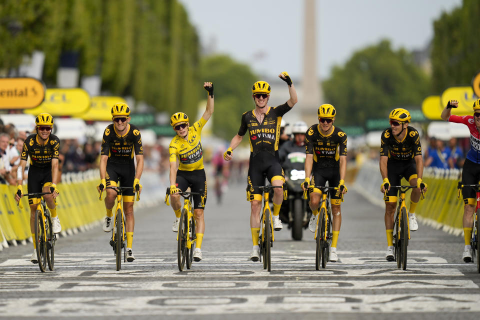 El danés Jonas Vingegaard, con la casaca amarilla de líder general, cruza la meta en la 21ra etapa del Tour de Francia, el domingo 23 de julio de 2023. (AP Foto/Thibault Camus)